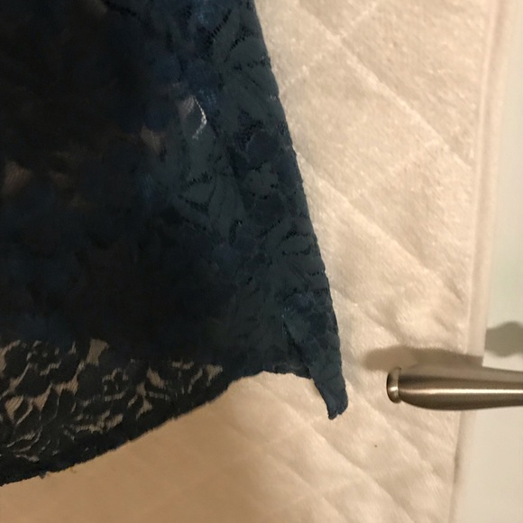 Chloe K delicate Sleeveless lace top w/side slits - Picture 4 of 6